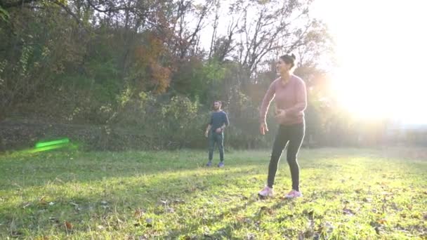 カジュアル服を着た若いカップル遊びフリービーでザ公園 — ストック動画