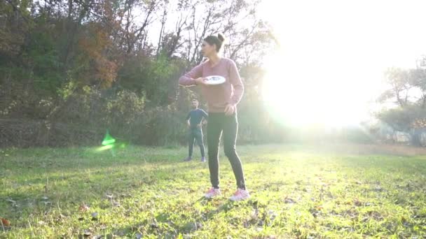 Trois Amis Forme Attrayants Étonnants Jouent Frisbee Profiter — Video