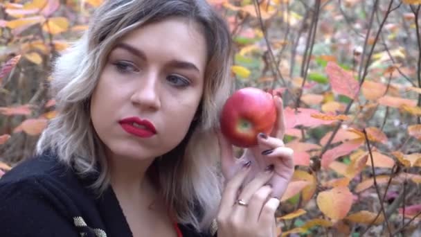 Beautiful Woman Red Apple Autumn Park — Wideo stockowe
