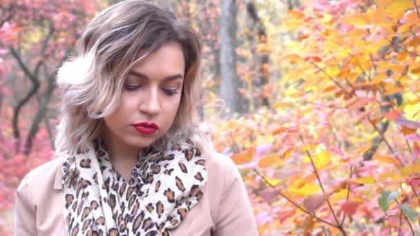 Slow Motion Beautiful Young Blond Woman Colorful Autumn Portrait — Vídeo de Stock