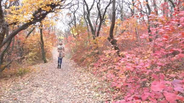 慢动作女人在城市公园里散步 — 图库视频影像