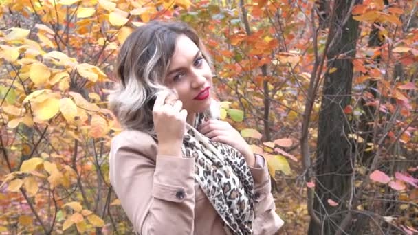 Yavaş Çekim Güzel Zarif Kadın Sonbaharda Parkta Duruyor — Stok video