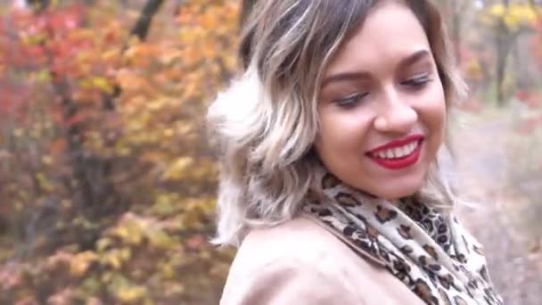 Giovane Donna Nel Parco Autunnale — Video Stock