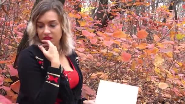 Woman Fashion Girl Relaxing Autumnal Park Reading Book Sitting Bench — Vídeo de Stock