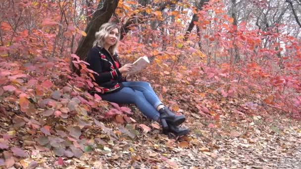 Slow Motion Woman Fashion Girl Relaxing Autumnal Park Reading Book — Stock videók