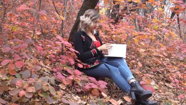 Slow Motion Pretty Young Woman Reading Book — Stockvideo