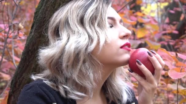 Slow Motion Beautiful Woman Eating Apple While Enjoys Autumn Resting — Stock videók