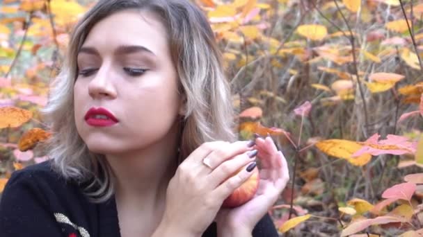 Slow Motion Szczęśliwa Młoda Kobieta Książką Jesiennym Parku — Wideo stockowe
