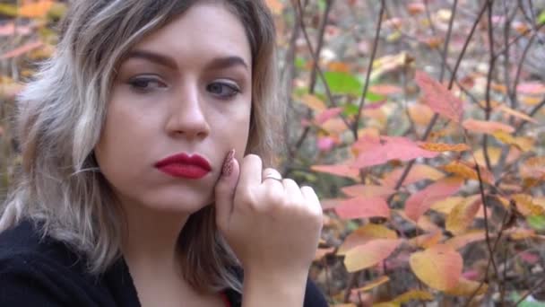 Slow Motion Beautiful Young Blond Woman Colorful Autumn Portrait — Vídeo de stock