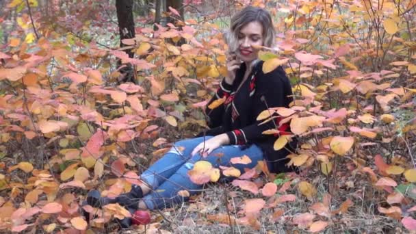 Slow Motion Young Pretty Woman Sitting Fallen Red Maple Leaves — Vídeo de stock