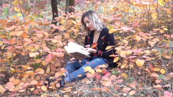 Portrait Young Girl Fur Vest Reading Book Autumn Park — Stok video