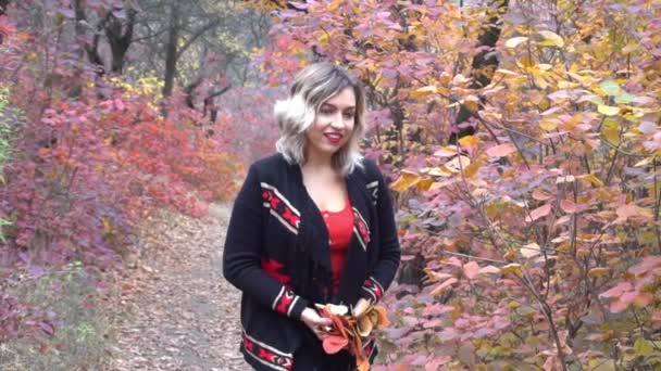 Девочка Slow Motion Наслаждается Броском Осенних Листьев Воздушных Мух Парке — стоковое видео