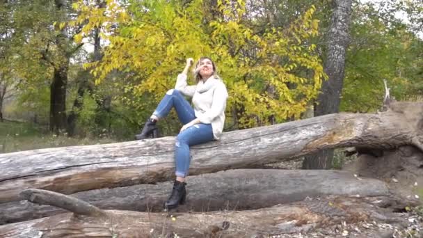 Молодая Женщина Красиво Улыбается Парке Осенними Листьями Осенний Сезон Aut — стоковое видео