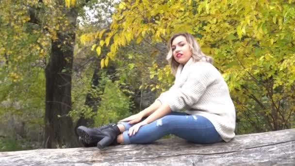 Piękna Młoda Kobieta Uśmiechem Ciesząca Się Jesienną Pogodą Parku Pobliżu — Wideo stockowe
