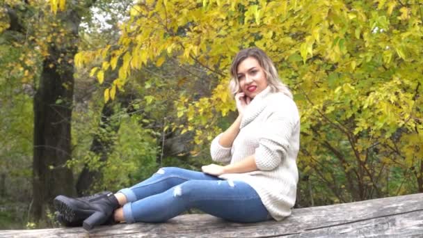 Красивая Юная Брюнетка Портрет Осеннем Настроении — стоковое видео