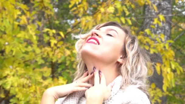 Slow Motion Young Fashion Woman Autumn Background Sunny Day Dalam — Stok Video