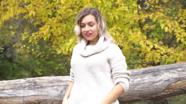 Mujer Relajada Respirando Aire Fresco Otoño Hermoso Parque Bosque — Vídeo de stock