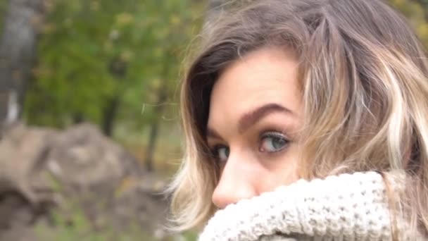 Zeitlupe Porträt Einer Jungen Modefrau Freien Auf Herbstlichem Hintergrund — Stockvideo