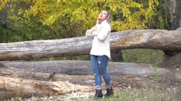 Slow Motion Belle Jeune Femme Souriante Dans Feuillage Automne — Video