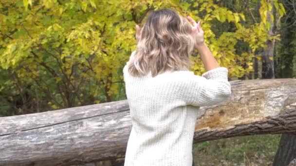 Slow Motion Beautiful Elegant Woman Standing Park Autumn — Vídeo de Stock