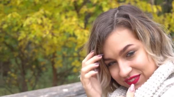 Slow Motion Beauty Romantic Girl Outdoors Enjoying Nature — Vídeo de Stock