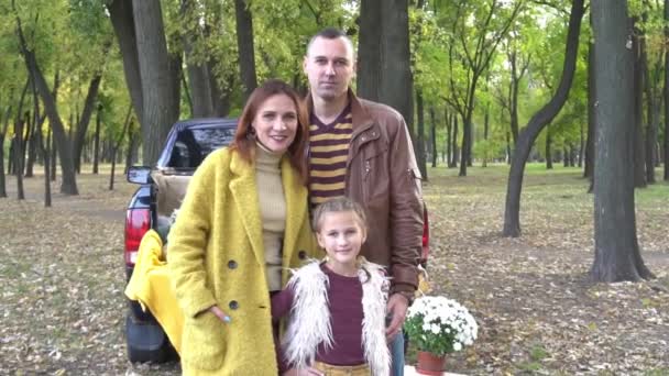 Familia Feliz Con Calabaza Hojas Otoño Exterior — Vídeos de Stock