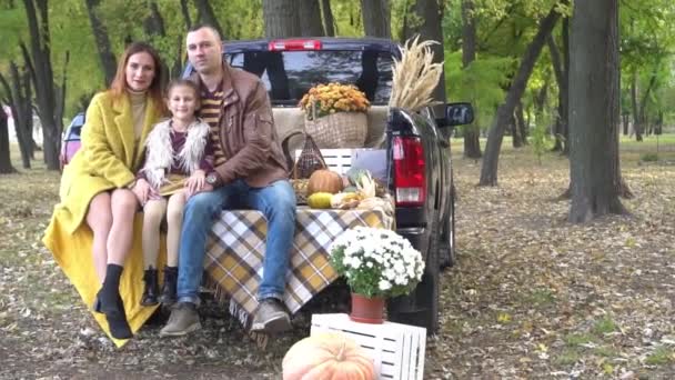 农场里快乐的家庭父母身份和童年 — 图库视频影像