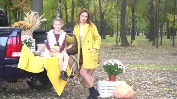 Jong Moeder Kind Meisje Herfst Park Achtergrond Buurt Van Auto — Stockvideo