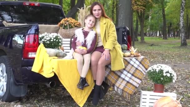 Slow Motion Family Flowers Pumpkins Autumn Park Background Car — Video Stock