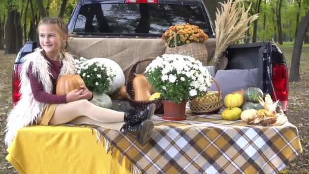 Little Girl Bucket Sweets Sits Trunk Car Decorated Halloween — Videoclip de stoc