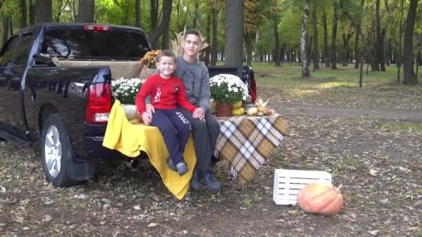 Повільний Рух Щасливого Хеллоуїна Милі Маленькі Хлопчики Гарбузами Багажнику Автомобіля — стокове відео