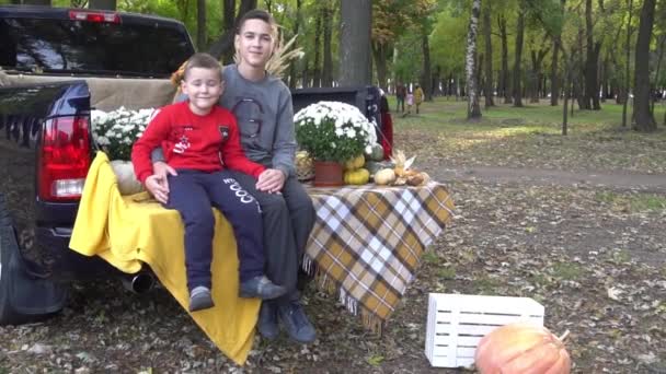 Geschwister Zweier Brüder Sitzen Kofferraum Und Feiern Fröhlich Halloween — Stockvideo