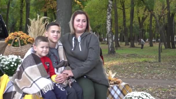 Famiglia Slow Motion Con Fiori Zucche Autunno Parco Sfondo Con — Video Stock