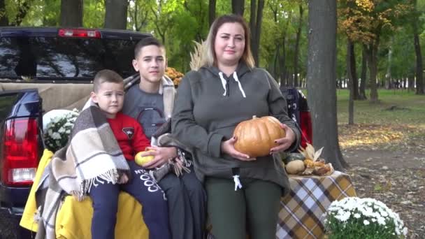 Slow Motion Matka Dziećmi Tworząc Dekoracje Halloween Dyń — Wideo stockowe