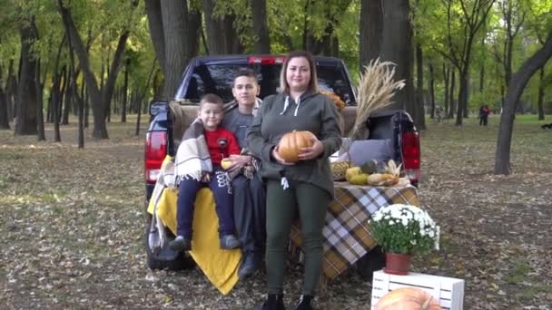 Kinder Feiern Halloween Kofferraum Des Autos — Stockvideo