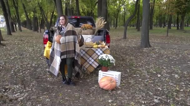 Жінка Святкує Хеллоуїн Багажнику Автомобіля — стокове відео