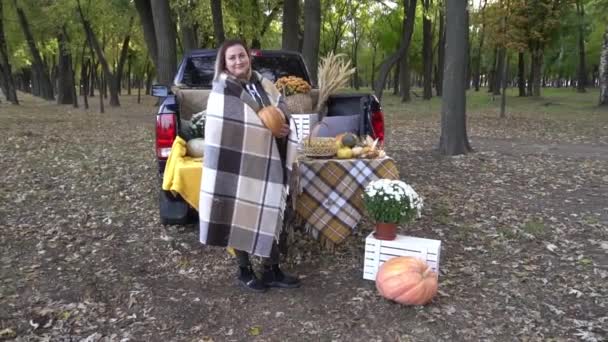 Frau Freien Neben Einem Dekor Aus Kürbissen Und Herbstblättern — Stockvideo