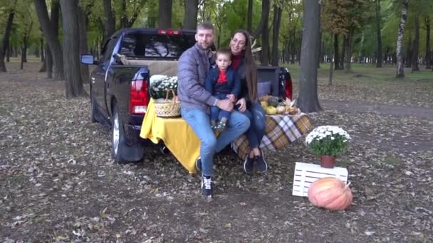 Familia Celebrando Maletero Halloween Divirtiéndose Juntos Otoño — Vídeo de stock