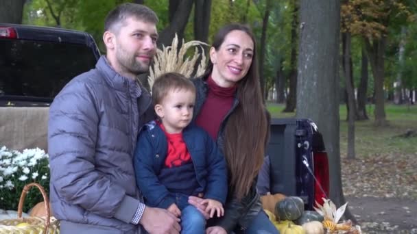 Slow Motion Glückliche Familie Mit Kürbis Auf Herbstblättern Draußen — Stockvideo