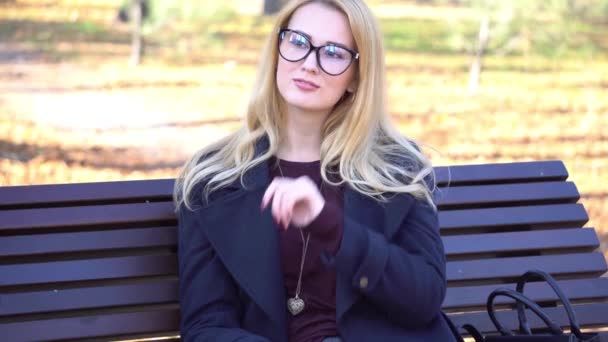 Beautiful Woman Glasses Sitting Yellow Leaves Park — ストック動画