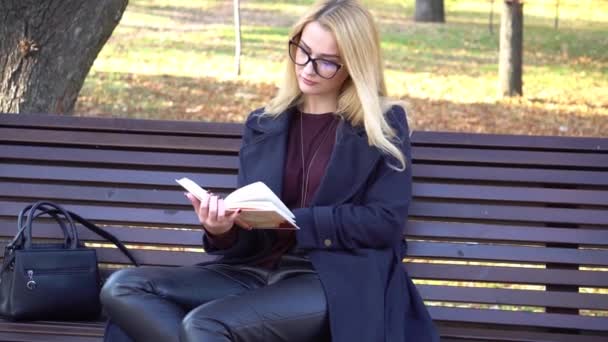 Retrato Una Mujer Feliz Sorprendida Leyendo Libro Mientras Está Sentada — Vídeos de Stock