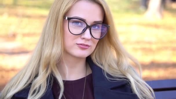 Usmívající Běloška Blondýnka Brýlemi Modrým Oblečením Vyzvednout Dovolenou — Stock video