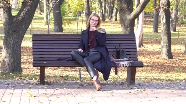 Krásná Elegantní Kavkazská Mladá Žena Dívka Teenager Usmívající Nosí Brýle — Stock video