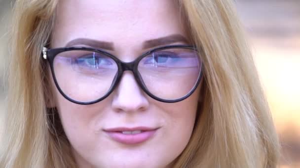 슬로우 모션젊은 여자가 안경을 가을에 웃으며 — 비디오