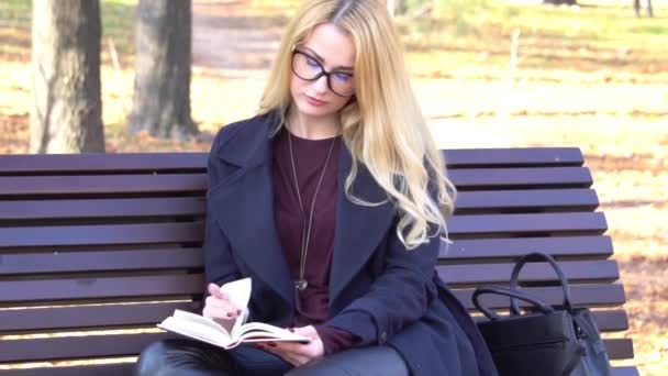 Beautiful Caucasian Brunette Young Woman Warm Autumn Day Park — Stock Video