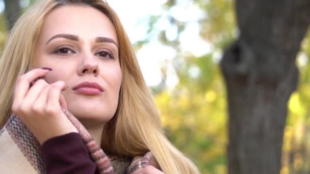 Slow Motion Close Portrait Beautiful Blond Girl Autumn Background — Vídeo de Stock