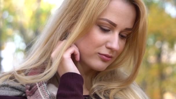 Slow Motion Beautiful Blond Woman Posing Autumn Park — Vídeo de Stock