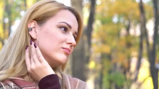 Young Attractive Blond Woman Outdoors Fall Background Autumn Portrait Bea — Wideo stockowe