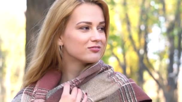 Slow Motion Blonde Woman Relaxing Autumnal Park Sunny Day — Vídeo de Stock