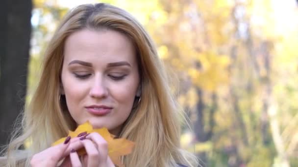 Slow Motion Beautiful Young Girl Yellow Autumn Leaf — Vídeo de Stock